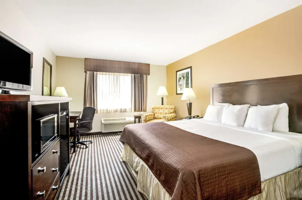 Baymont by Wyndham Dallas Love Field hotel room layout king bed