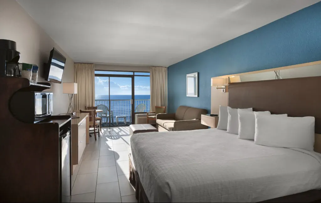 Captain's Quarters Resort Myrtle Beach  hotel room design and view suite 