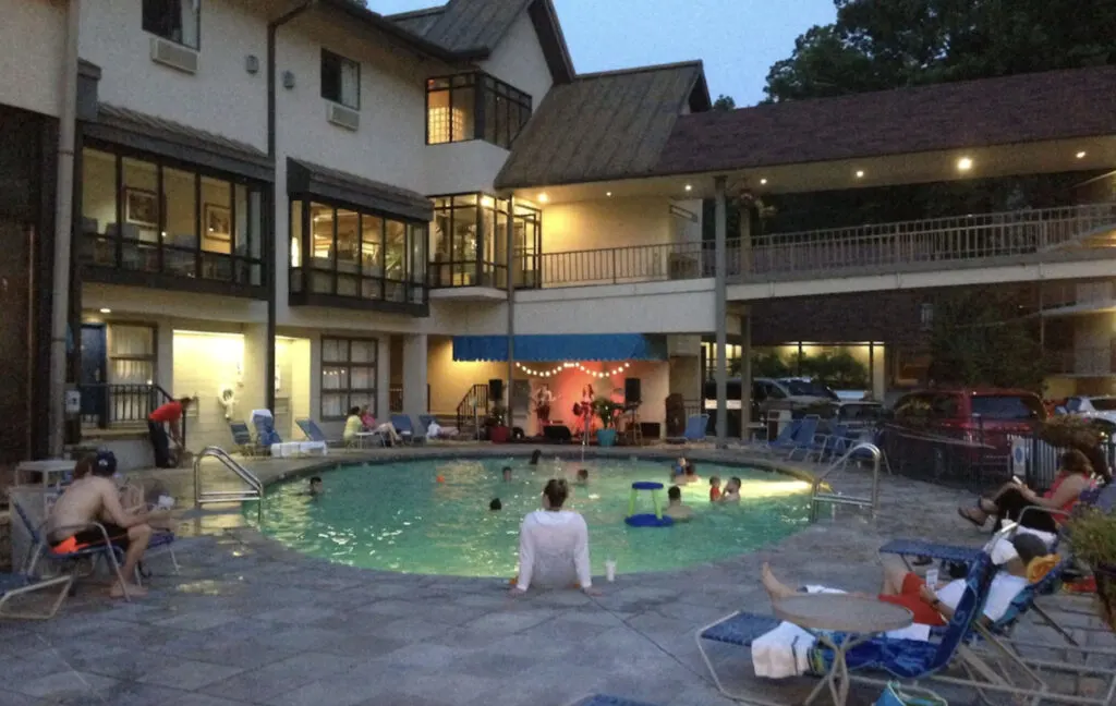 Hotel with indoor pool in Gatlinburg, Sidney James Mountain Lodge, exterior