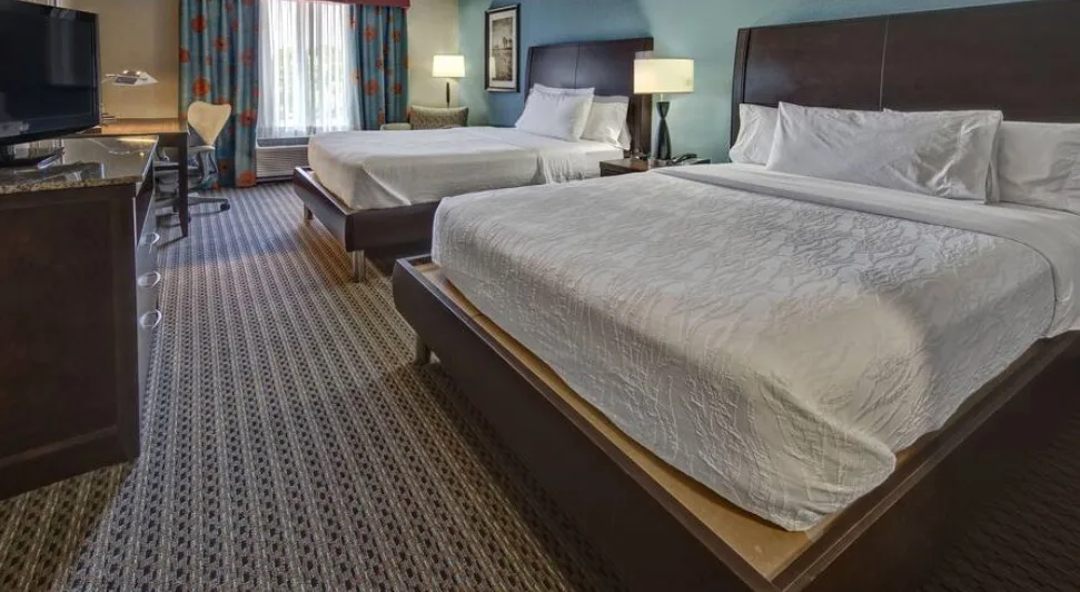 Hilton Garden Inn Tulsa Midtown, Tulsa Hotel with Indoor Pool, bedroom