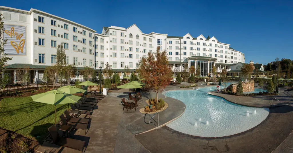 Hotel with indoor pool in Pigeon Forge, Dollywood&rsquo;s DreamMore Resort, the exterior