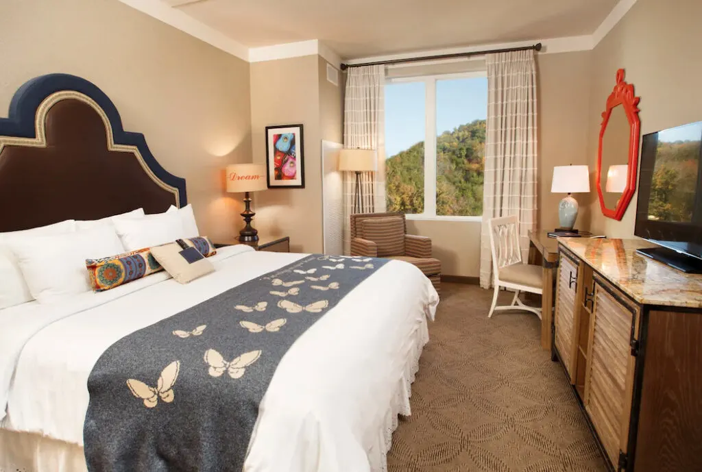 Hotel with indoor pool in Pigeon Forge, Dollywood&rsquo;s DreamMore Resort, the room