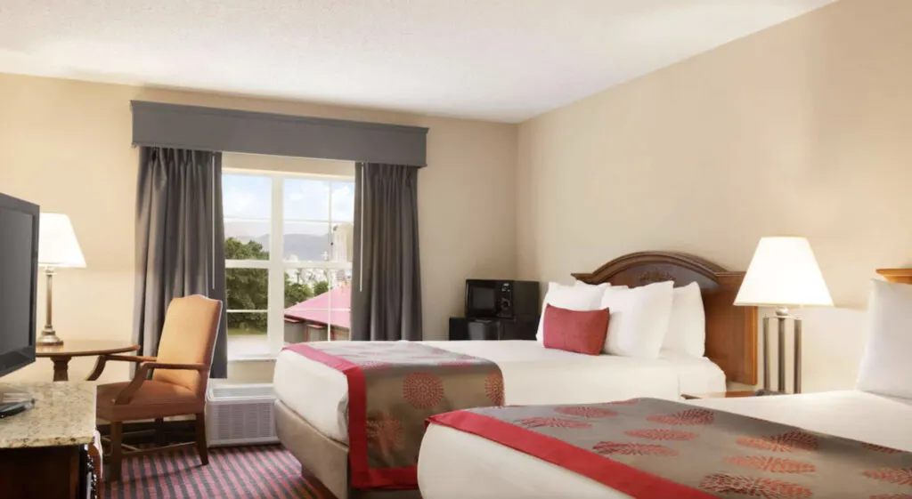 Hotel with indoor pool in Pigeon Forge, Hotel Ramada Pigeon Forge North, the room