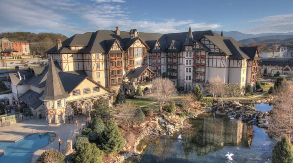 Hotel with indoor pool in Pigeon Forge, The Inn at Christmas Place, the exterior