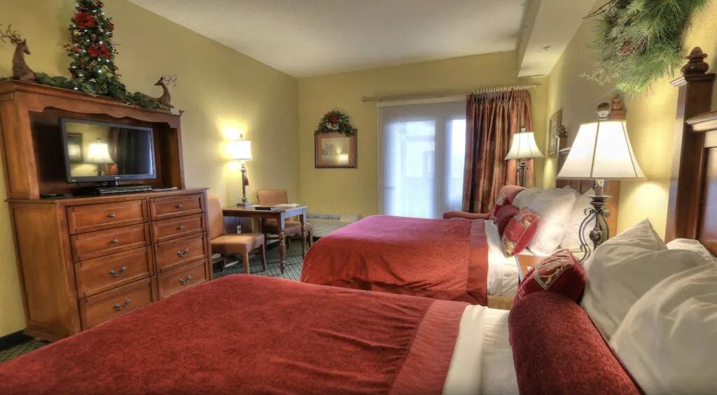 Hotel with indoor pool in Pigeon Forge, The Inn at Christmas Place, the rooms