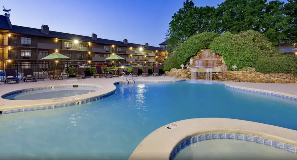 Hotel with indoor pool in Pigeon Forge, The Best Western Toni Inn, the exterior