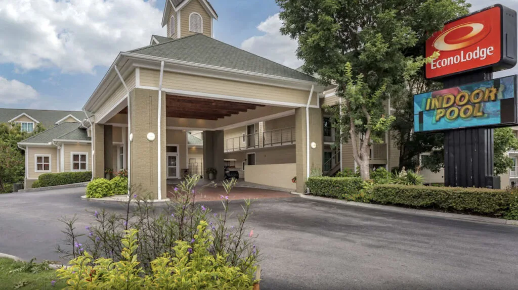 Hotel with indoor pool in Pigeon Forge, Econo Lodge Riverside, the exterior