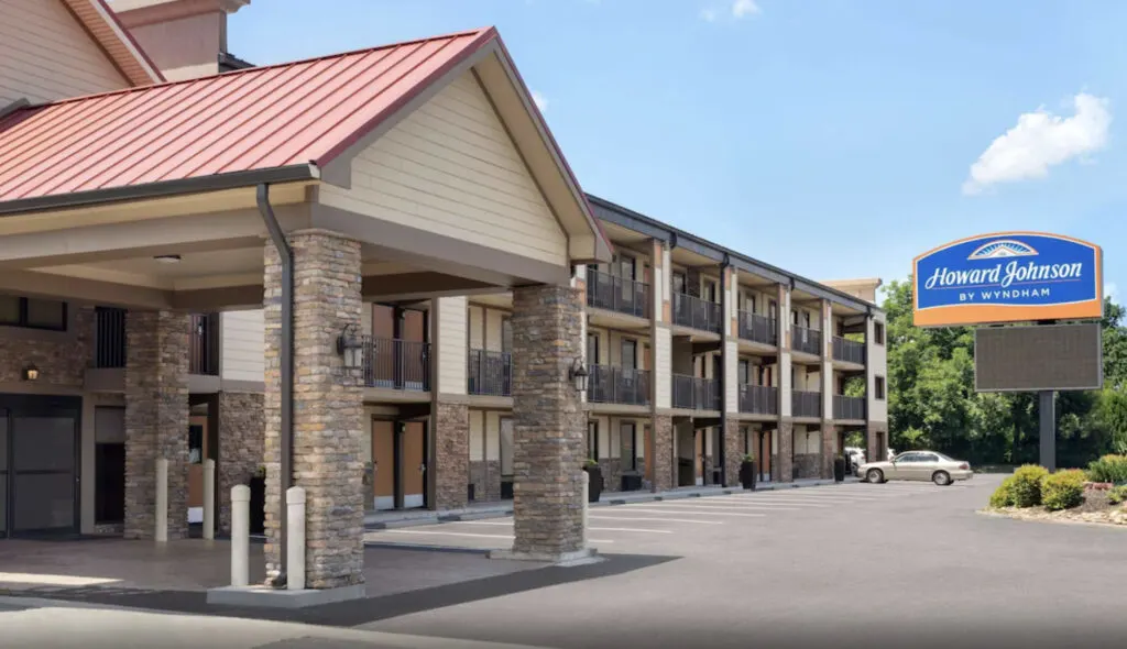 Hotel with indoor pool in Pigeon Forge, Howard Johnson by Wyndham Pigeon Forge, the exterior