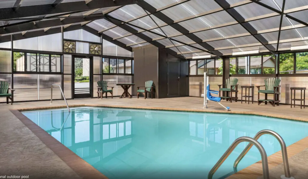 Hotel with indoor pool in Pigeon Forge, Howard Johnson by Wyndham Pigeon Forge, the indoor pool