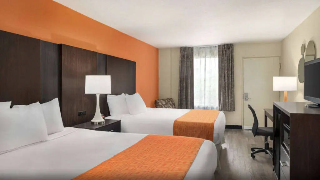 Hotel with indoor pool in Pigeon Forge, Howard Johnson by Wyndham Pigeon Forge, the room