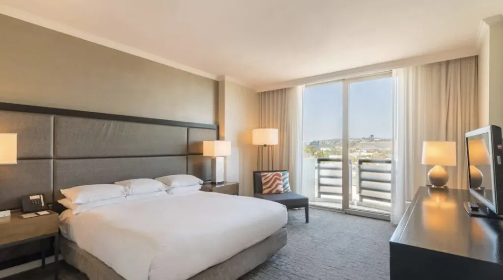 hotel room with a view in California DoubleTree by Hilton Hotel San Diego - Mission Valley 