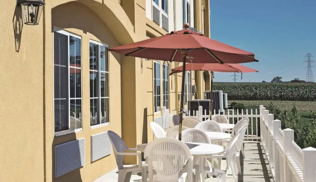 outdoor seating area at Lancaster hotel La Quinta Inn & Suites by Wyndham 